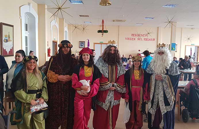 Este a�o los Reyes repartieron mantas y caramelos