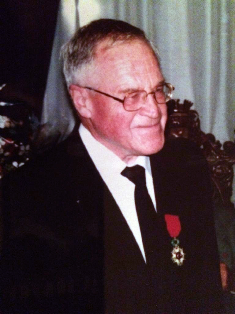 Andr� Basile, el d�a en que el Gobierno franc�s le hizo entrega de la Legi�n de Honor