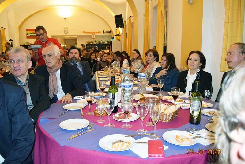 Mesa con directivos en invitados al acto
