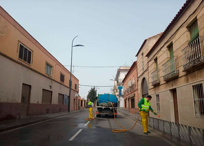 Trabajos de desinfecci�n en Pe�arroya