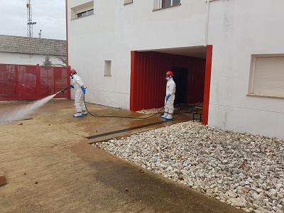 Los bomberos participan en las tareas de desinfecci�n 