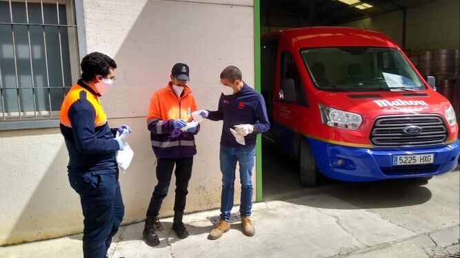 Voluntarios de Protecci�n Civil en Pe�arroya-Pvo., junto al empresario Javi Orozco