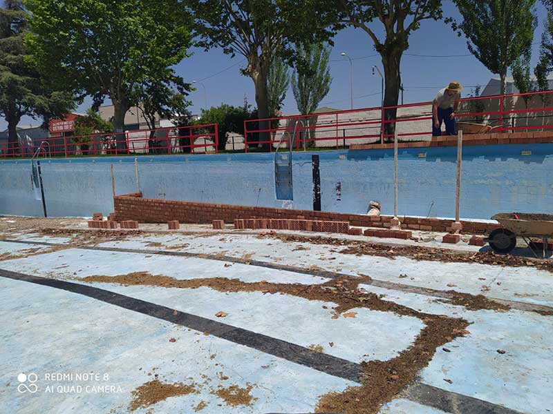 Construcci�n de la rampa en la piscina municipal