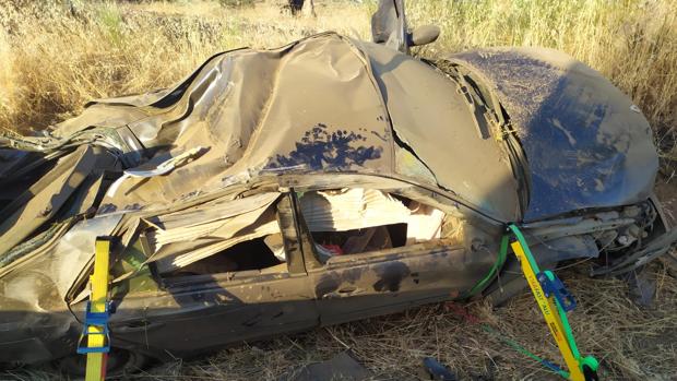 Estado del vehículo siniestrado en el que ha fallecido un joven de 19 años en Fuente La Lancha - ABC