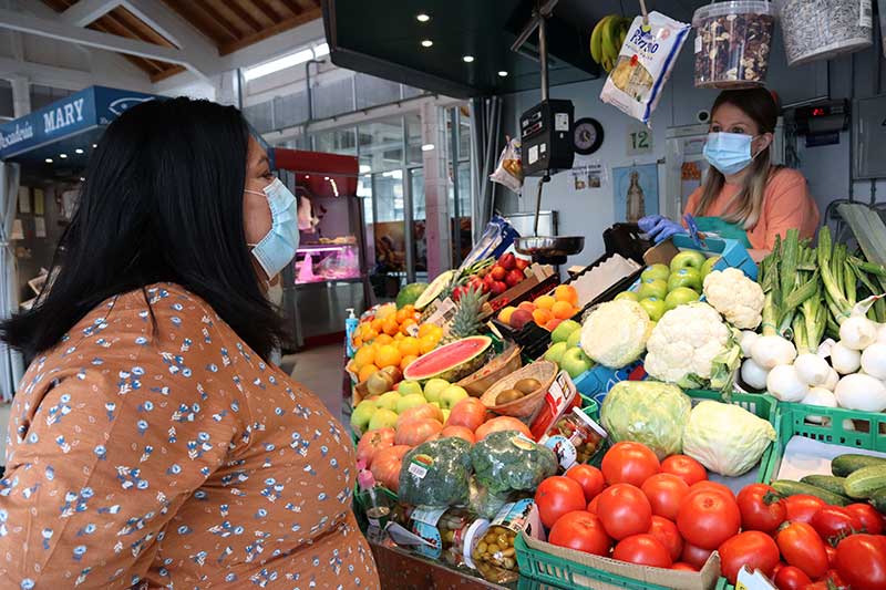 Dolores Amo visit� el mercado Sebasti�n S�nchez de Pueblonuevo 