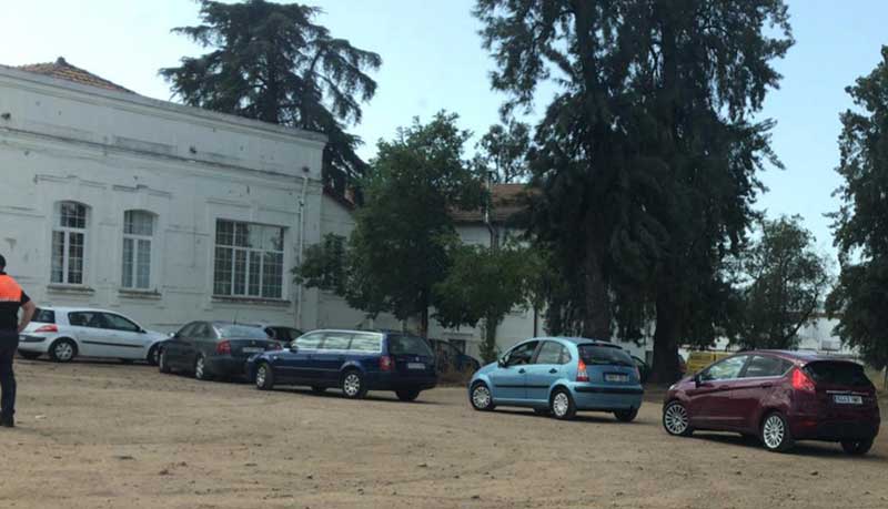 Largas colas en el centro de salud de Pe�arroya