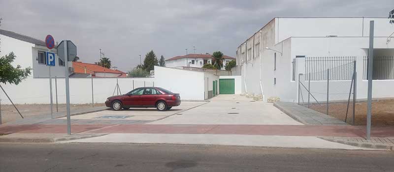 Vial de servidumbre en la trasera del centro polivalente