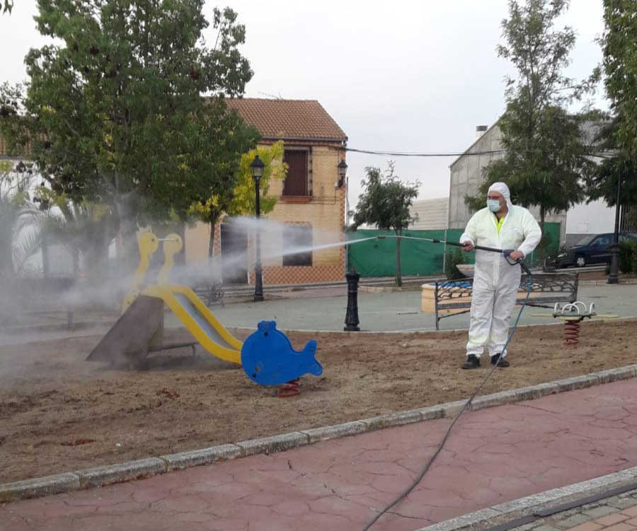 Trabajos de desinfecci�n de plazas, parques y jardines 