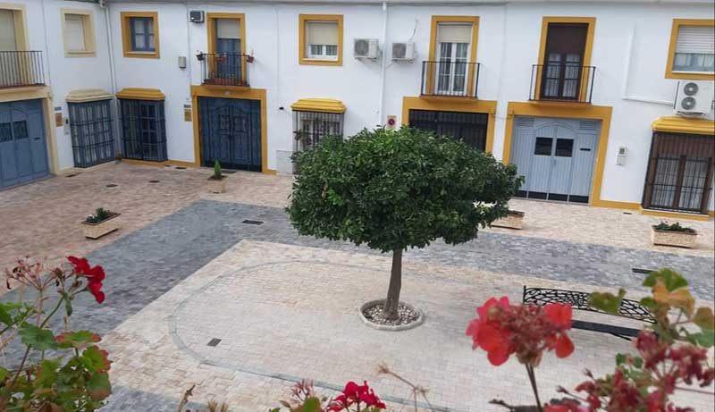 El Ayuntamiento adecenta la plaza de Andaluca 