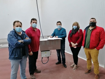 Exp�sito junto al responsable de la firma adjudicataria del matadero