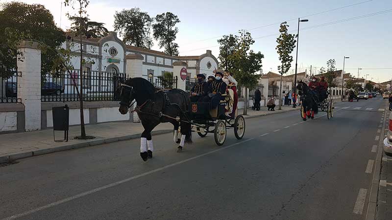 Los Reyes Magos ya recorren las calles de Pe�arroya 