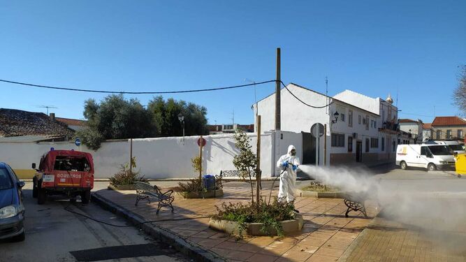 Un bombero desinfecta una plaza en Pe�arroya-Pueblonuevo