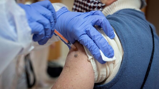 Vacunacin en una residencia de mayores. / EFE