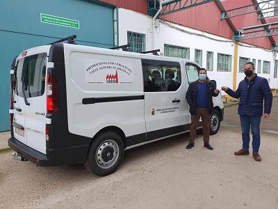 Entrega de llaves al alcalde por medio del concesionario Renault