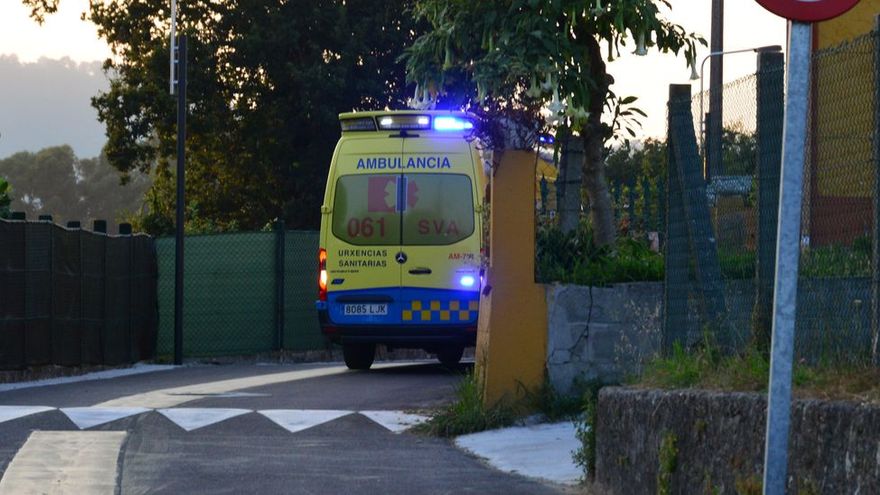 Una ambulancia acude al lugar de un siniestro en una imagen de archivo.