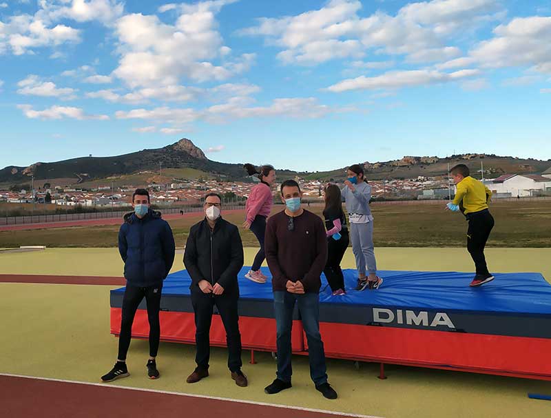 Entrega de colchoneta de salto de altura 