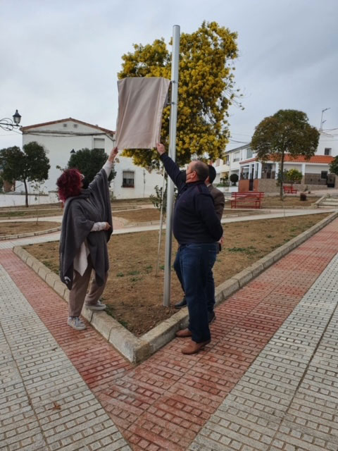 Hija y nieto de Mateo descubren la placa 