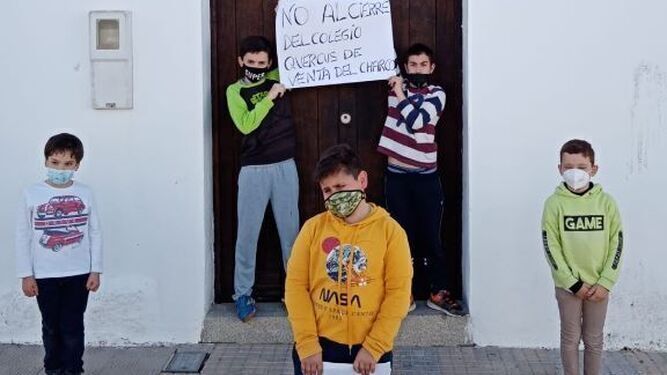 Protestas contra el cierre del colegio. / EL DÍA