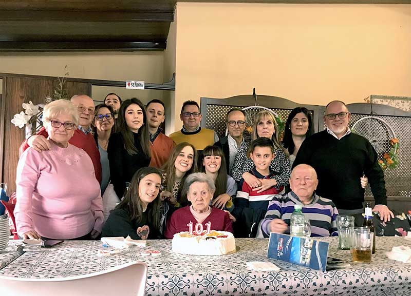 `Aurelia del Manchaillo`, rodeada de familiares