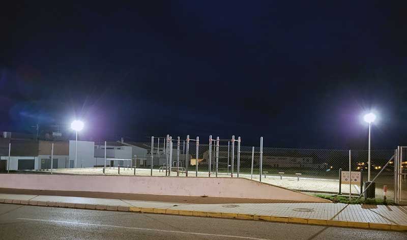 Se ilumina el parque de calistenia