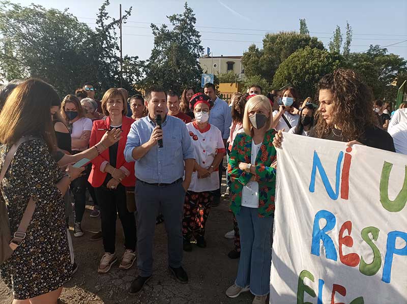 Concentracin de protesta a las puertas del colegio 