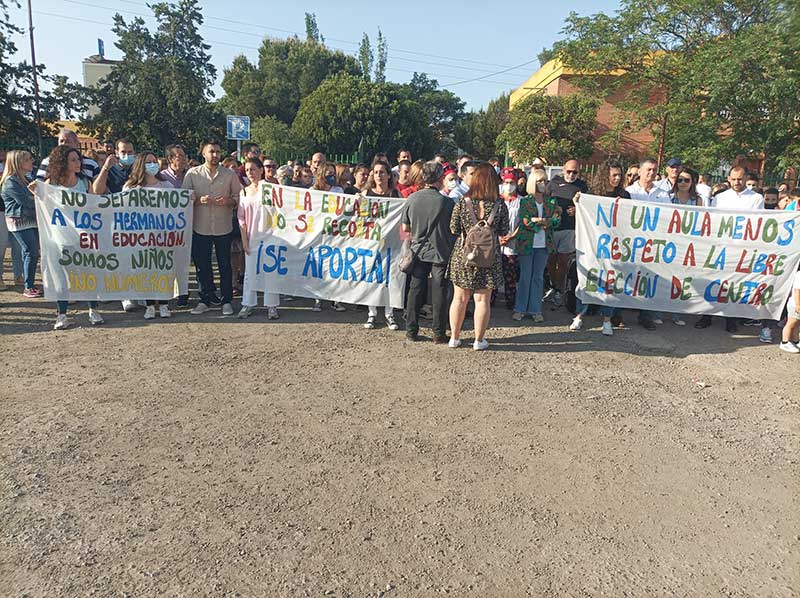 Concentracin de protesta a las puertas del colegio 