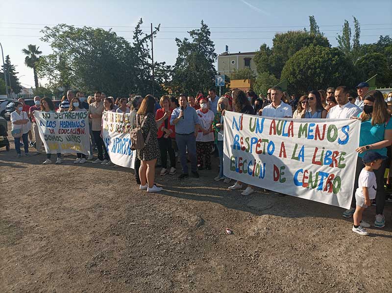 Concentracin de protesta a las puertas del colegio
