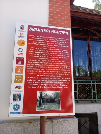 Paneles tursticos en distintos edificios