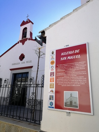 Paneles tursticos en distintos edificios