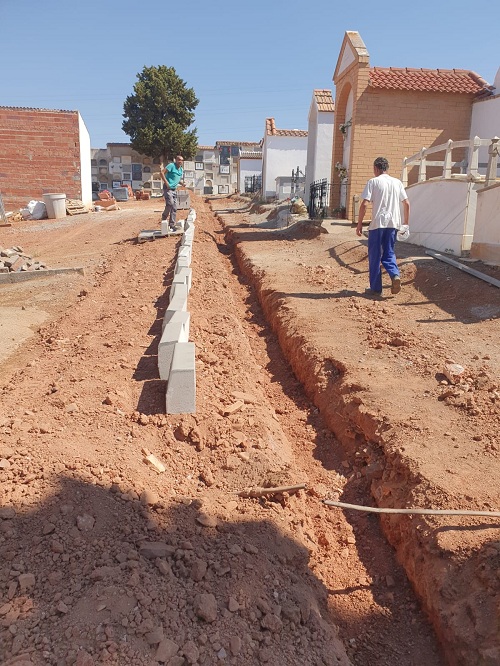 Construccin del acerado del cementerio francs