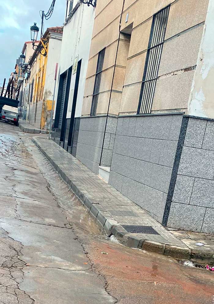 Ms de tres horas viendo desperdiciar agua