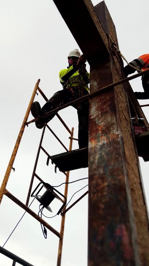 Restauracin de la cruz del Pen