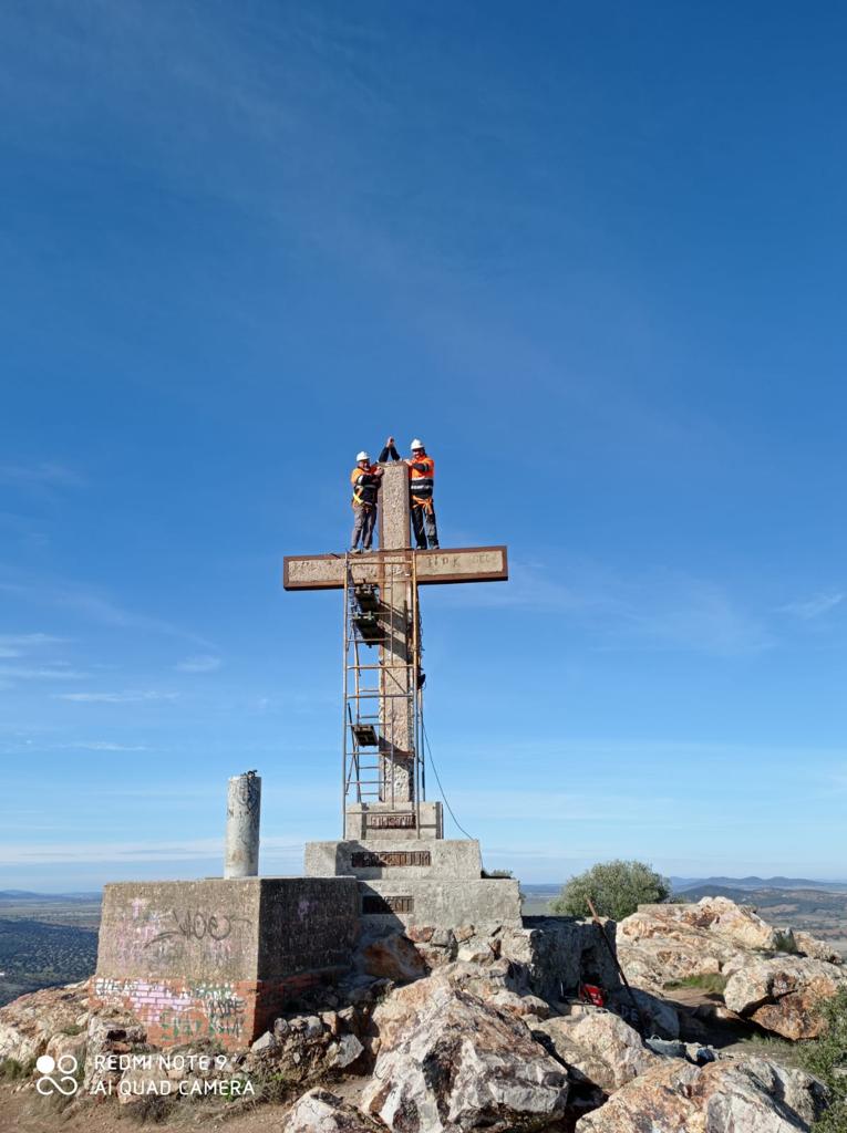 Restauracin de la cruz del Pen