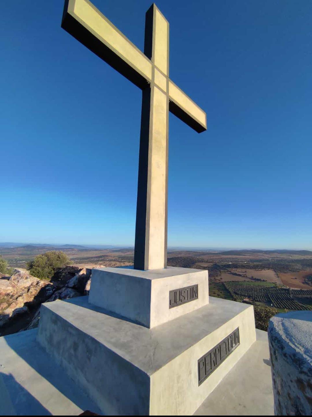 Restauracin de la cruz del Pen