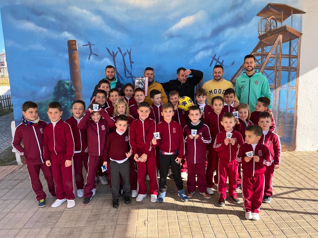 El CEIP Alfredo Gil apoya al Pearroya-Pueblonuevo CF