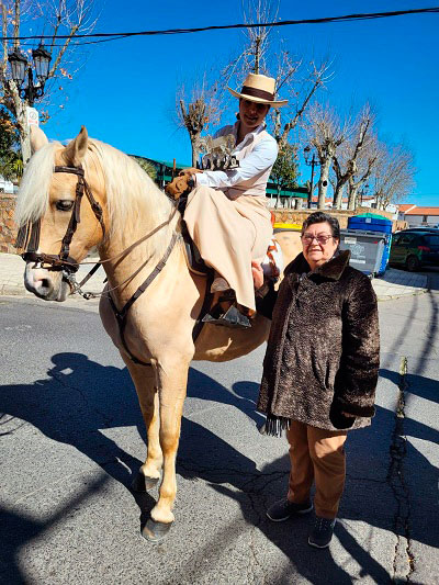 Macarena Mrquez con Capricho junto a Mari Loli Becerra