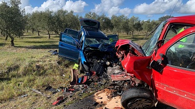 Estado en el que han quedado los dos vehículos tras la colisión