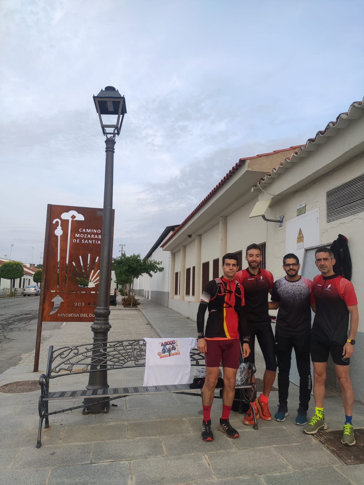 Club A 8000 metros Outdoor Team Peñarroya animando a Manel