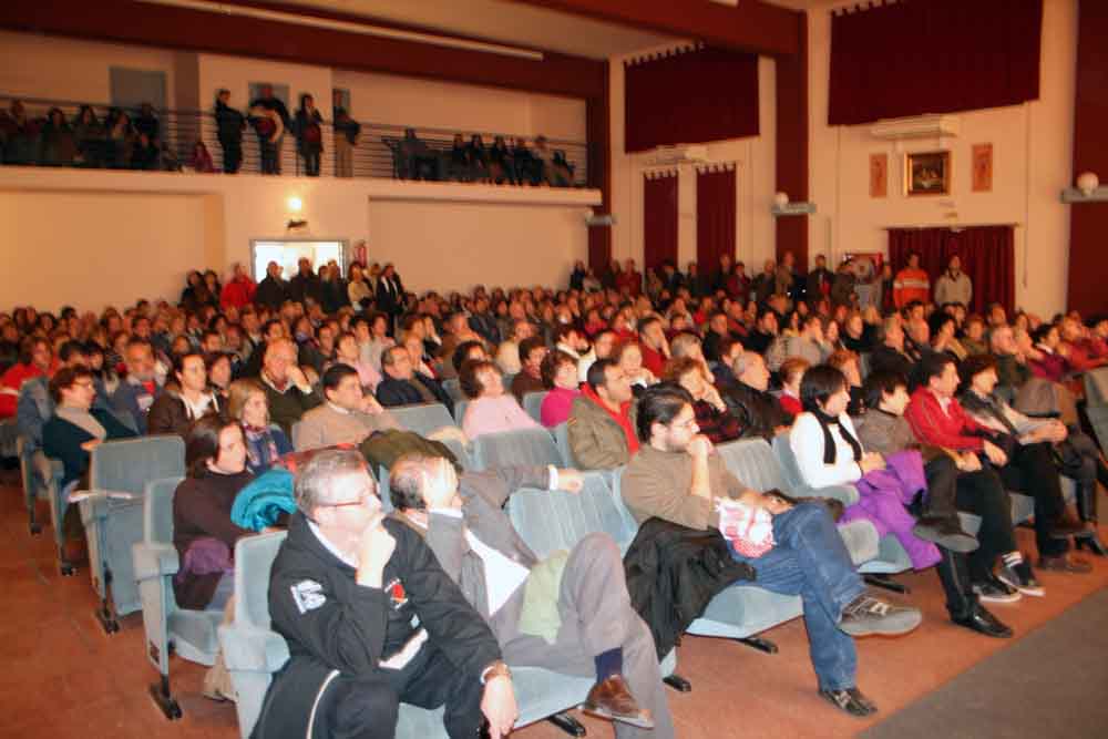 Publico asistente a la mesa informativa de Pearroya