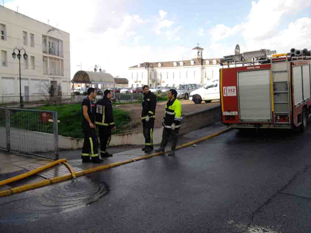 Bomberos desaguando en Pearroya