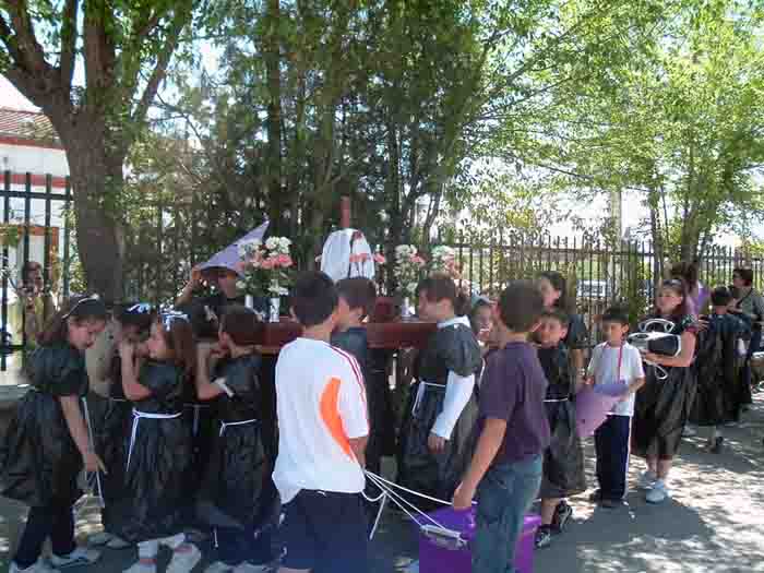 Procesi�n en el CEIP Eladio Le�n