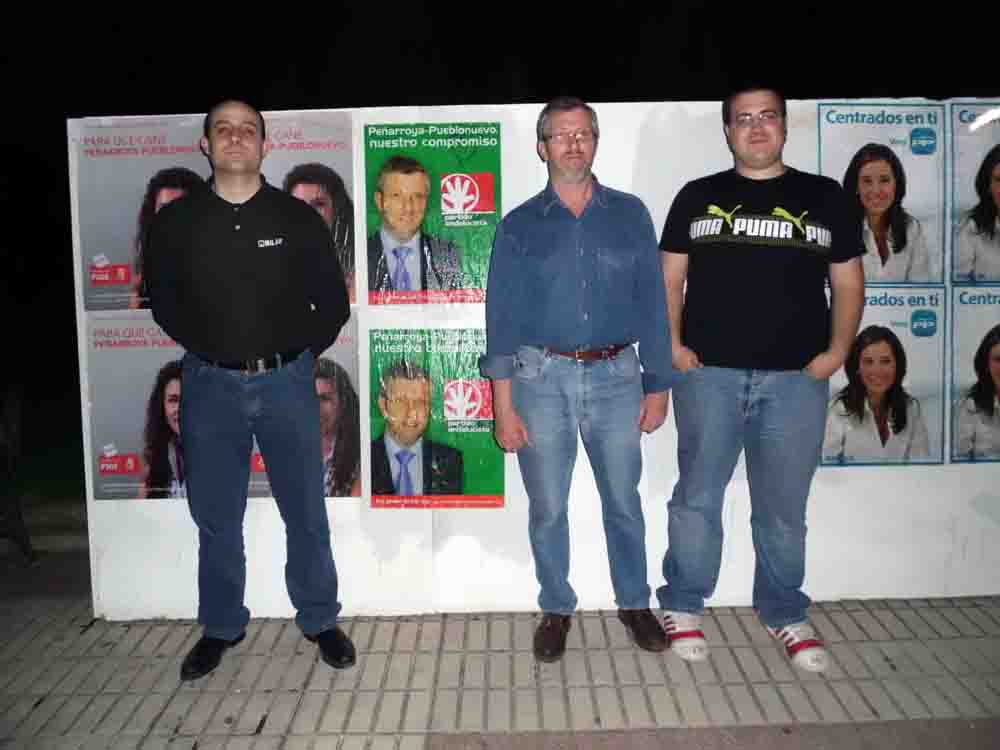 La pega de carteles da comienzo a la campa�a electoral