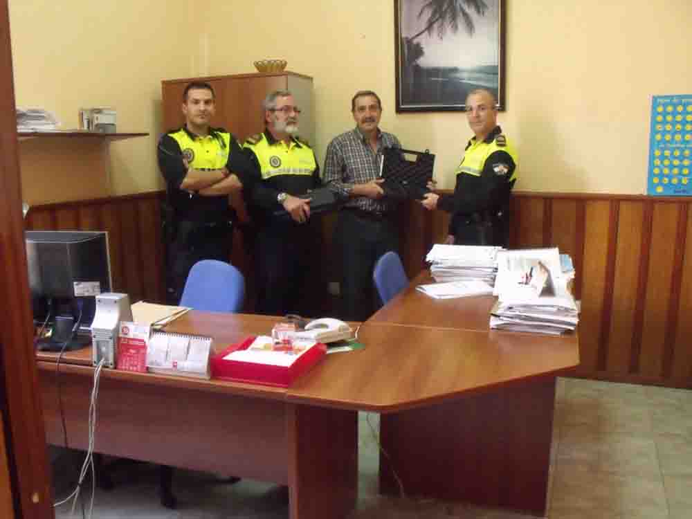 Antonio Rodr�guez hace entrega del material