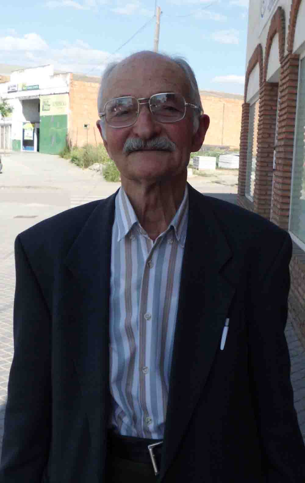 Manuel Velasco, Auxiliar de Farmacia