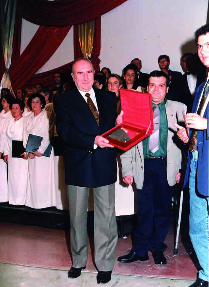 Siendo Presidente del Casino del Terrible, colabor� activa y eficazmente en los principios del Real Centro  Filarm�nico Rodr�guez Cerrato