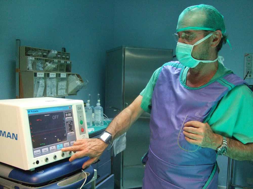 El doctor G�mez Armenta con el equipo que permite desarrollar la t�cnica