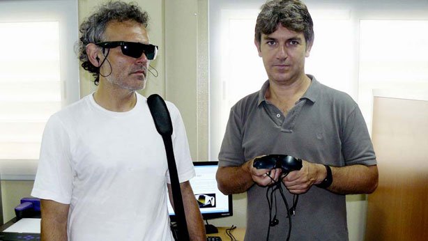 V�ctor Santiago y Guillermo Peris-Fajarn�s con el Eye 21.