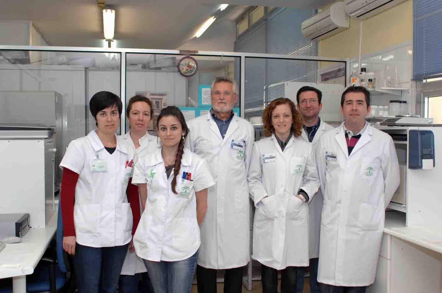 El doctor Pe�a, en el centro, junto a su equipo 