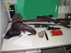 La Guardia Civil denuncia a dos personas