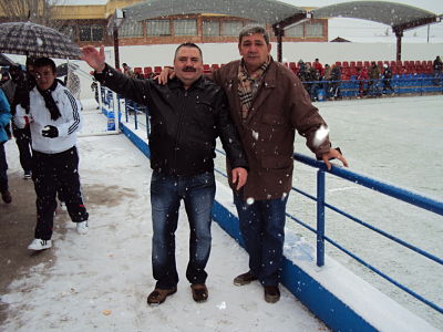 Aficionados disfrutando del resultado y la nieve